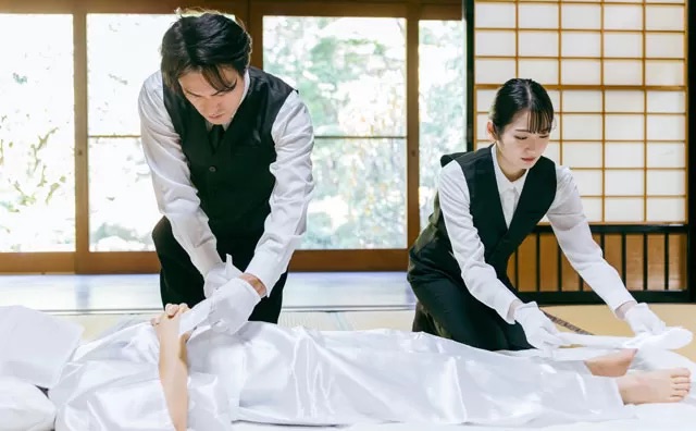 納棺師が安置している様子