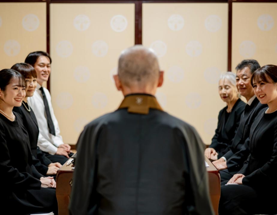 遺族と僧侶が話している様子