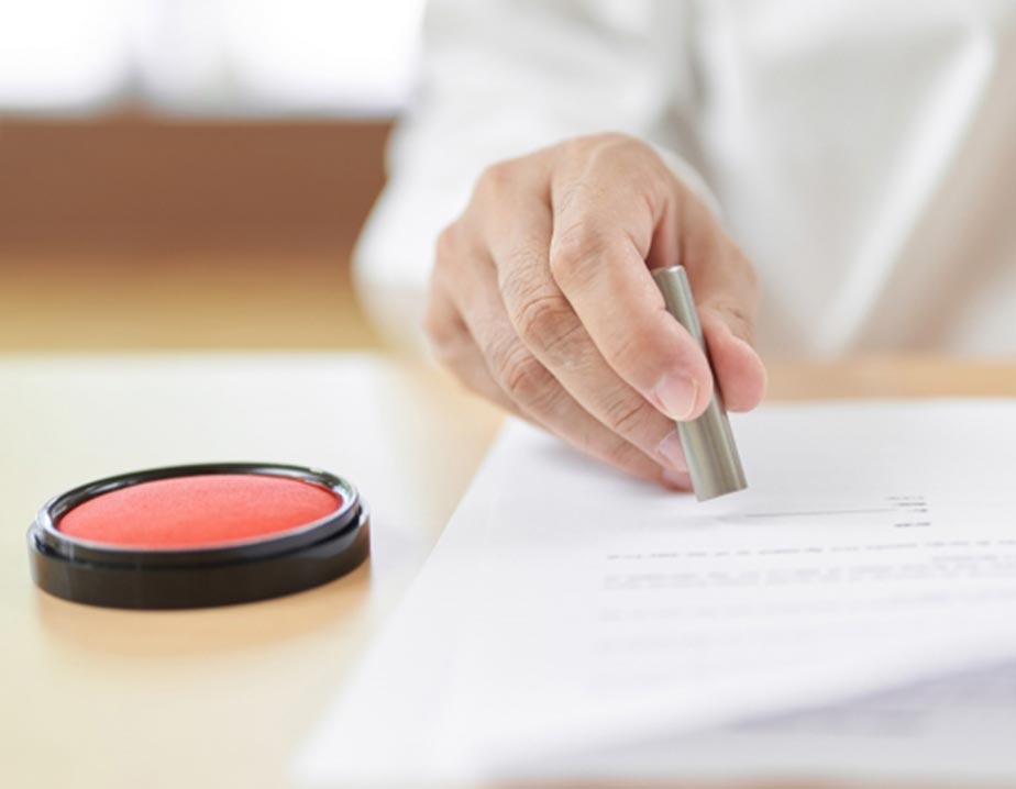 書類に印鑑を押している様子