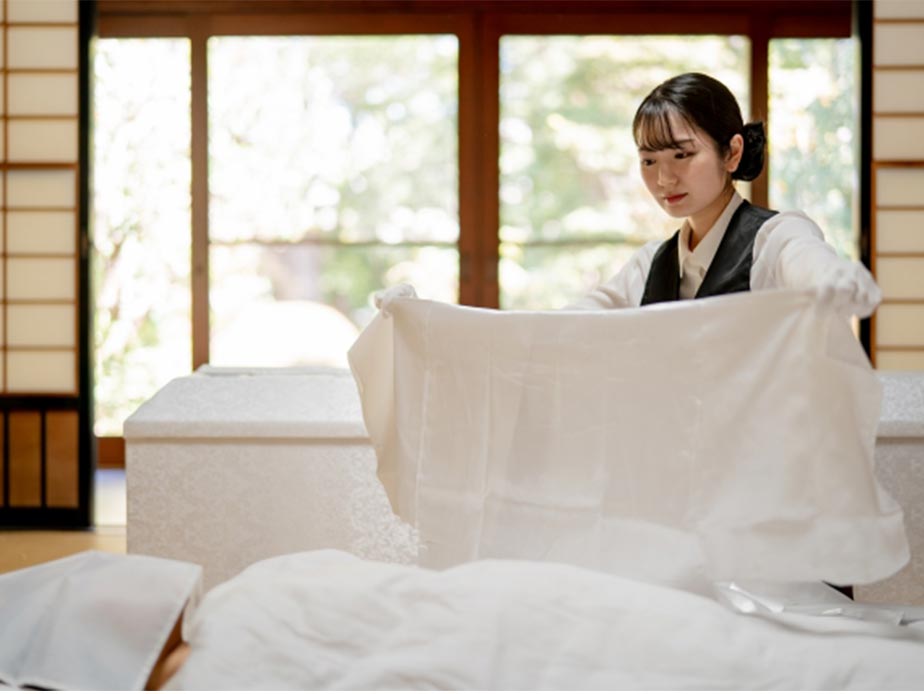 納棺師がご遺体を安置している様子