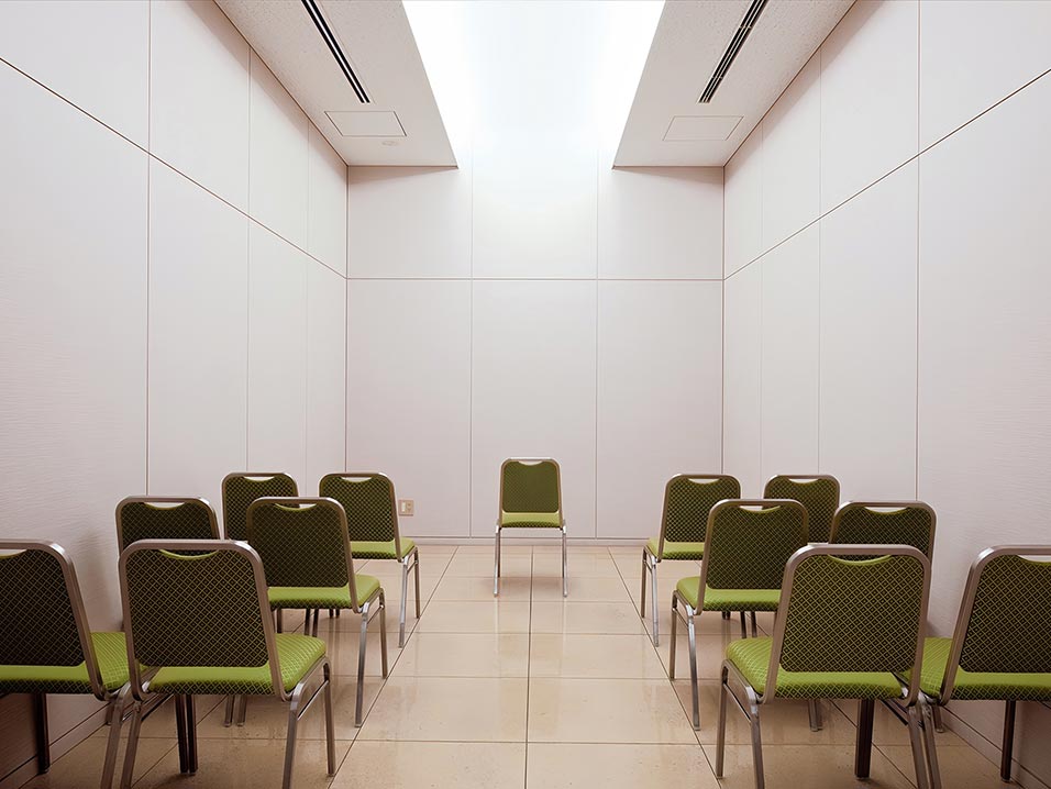 式場には、参列者用に椅子が並べられています