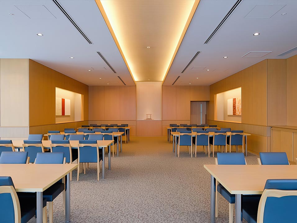 休憩室にはテーブルがいくつかあり、それを囲うように椅子が配置されています