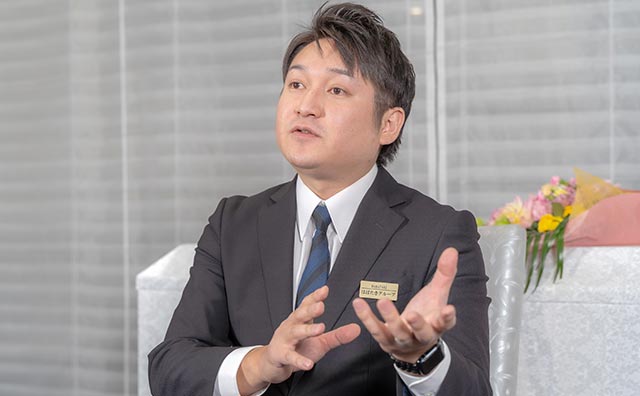 わかりやすい家族葬江戸川区店のスタッフが打ち合わせをしている様子